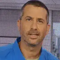 תמונה של רז בירן – לוכד נחשים, ביולוג, ומומחה להתנהגות בעלי חיים